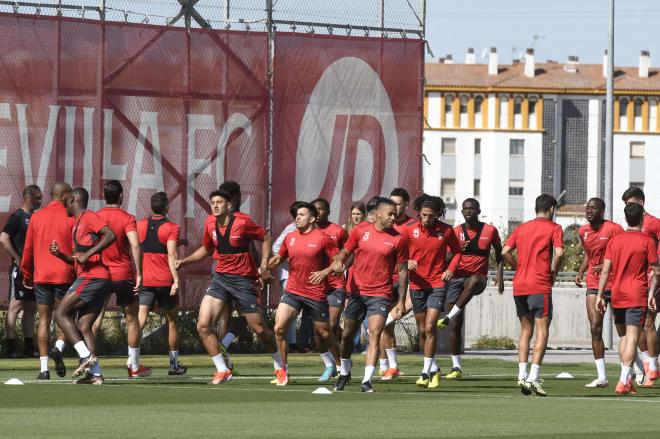 Entrenamiento del Sevilla de este jueves. (Foto: Kiko Hurtado)