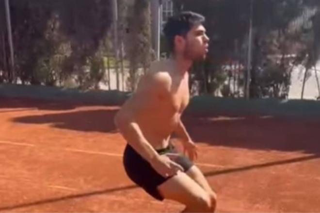 Carlos Alcaraz entrenando días después de anunciar su ausencia en el Open de Roma.