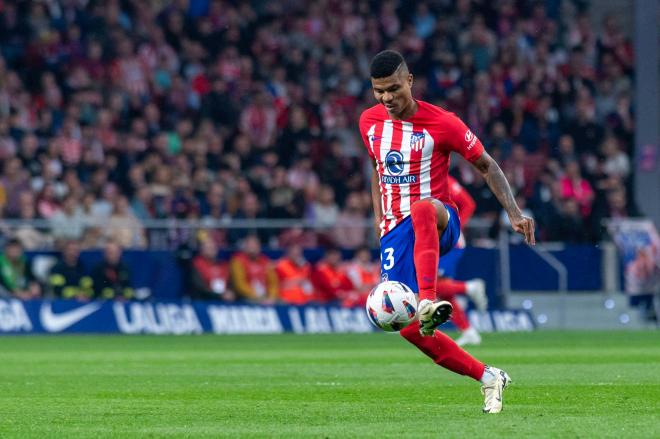 Reinildo controlando un balón en un partido del Atlético (Foto: Cordon Press).