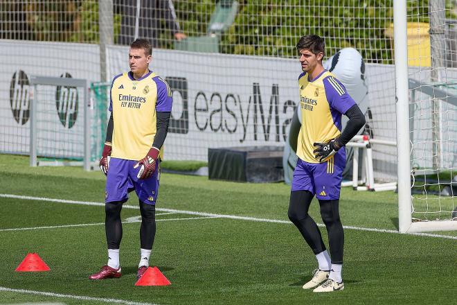 Lunin y Courtois en un entrenamiento con el Real Madrid (Cordon Press)
