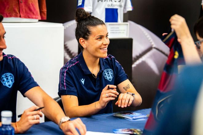 Leire Baños, centrocampista del Levante Femenino, en la firma de autógrafos de esta semana (Foto: LUD).