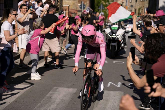 Tadej Pogacar, en la contrarreloj de la etapa 7 del Giro de Italia (Foto: Cordon Press).