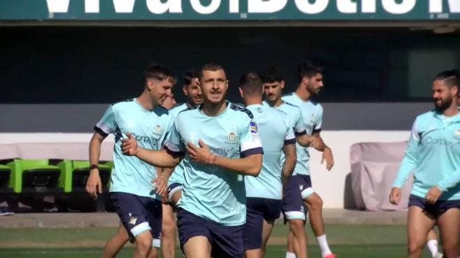 Guido Rodríguez, sonriente en el entrenamiento de este viernes.