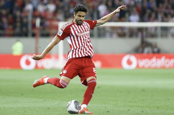 Vicente Iborra, en un encuentro con el Olympiacos de Mendilibar, otro exgranota.