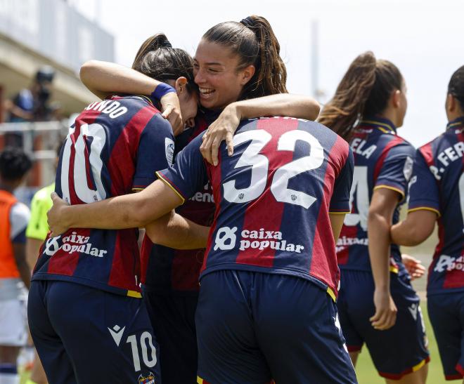Silvia Lloris abraza a Alba Redondo y Leyre Secades en uno de los goles de la última remontada (Foto: LUD).