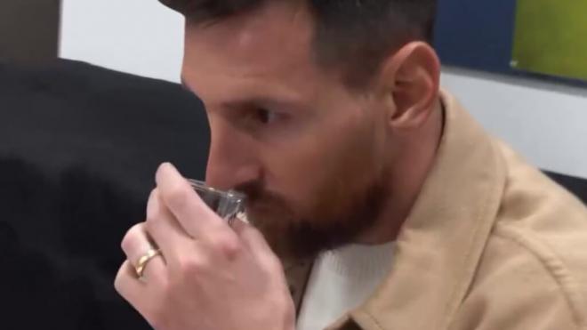 Messi probando la que será su posible nueva bebida (Instagram: @leomessi)