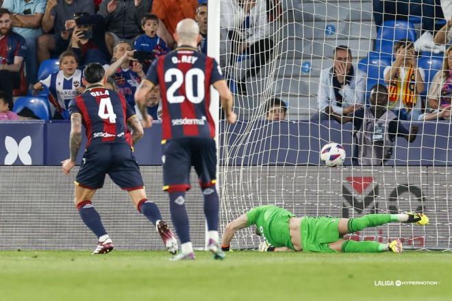 Dela anotó el quinto gol en su cuenta personal de penalti por unas manos revisadas por el VAR (Foto: LALIGA).