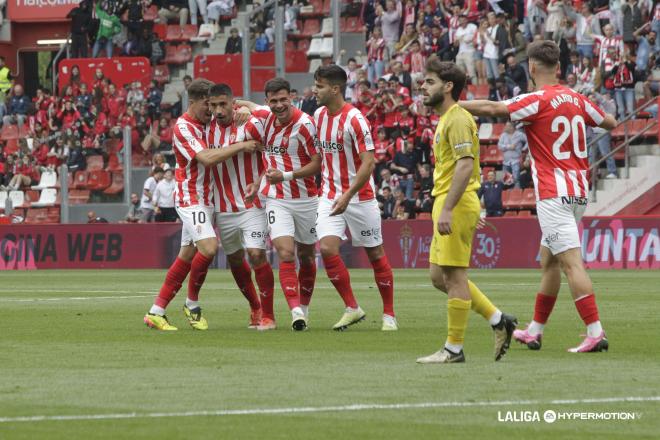 Los jugadores del Sporting felicitan, uno por uno, a Cote por su gol (Foto: LALIGA).