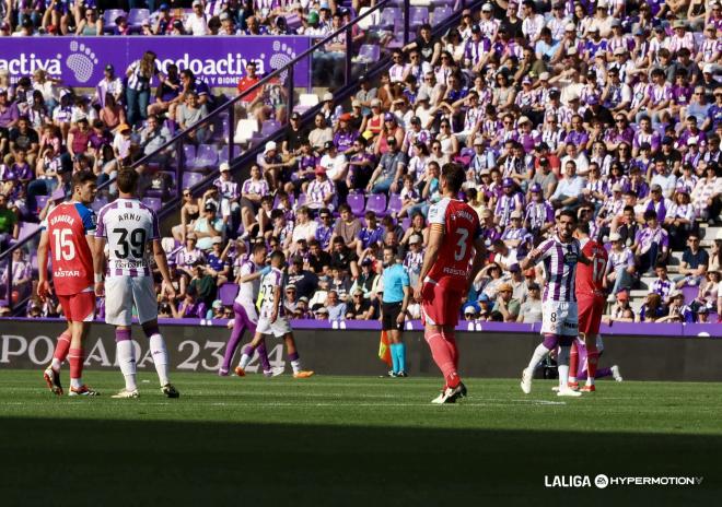 Anuar Tuhami se marcha por la línea lateral en el Real Valladolid - Espanyol.