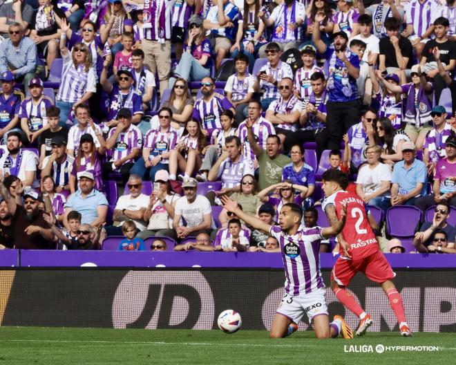 Anuar Tuhami protesta una falta en el Real Valladolid - Espanyol (Foto: LALIGA).