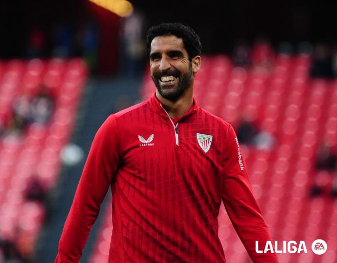 Raúl García, en el calentamiento ante Osasuna (Foto: LALIGA).