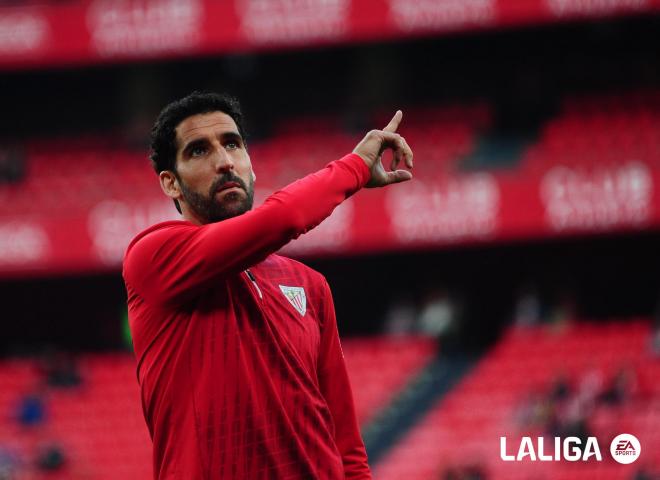 Raúl García, en el calentamiento ante Osasuna (Foto: LALIGA).