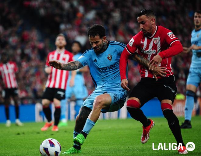 Álex Berenguer presiona a Rubén García en un partido del Athletic Club ante el CA Osasuna en San Mamés (Foto: LaLiga).