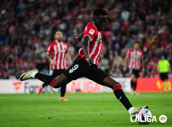 Iñaki Williams lanzaba un obús ante el CA Osasuna en San Mamés (Foto: LaLiga).