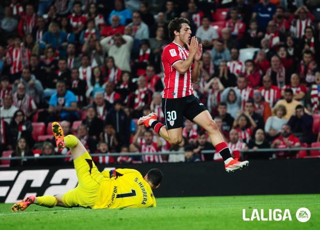Salto de Unai Gómez en el derbi vasco del Athletic ante Osasuna en San Mamés (Foto: LaLiga).