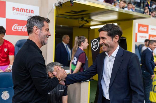 Quique Sánchez Flores, saludando a Marcelino (Foto: EFE).