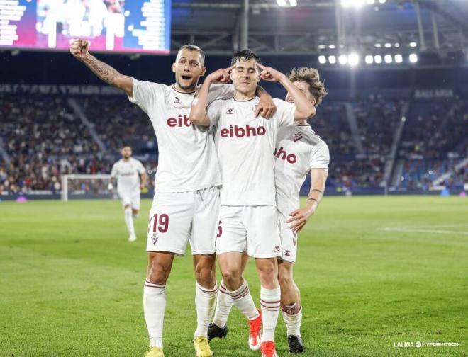 Tejero celebra el segundo de los dos tantos que marcó en el Ciutat al Levante. (Foto: LALIGA).