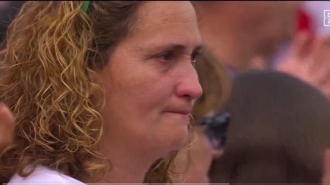 Una aficionada del Granada llorando mientras sonaba el himno (Captura de @DAZN_ES)