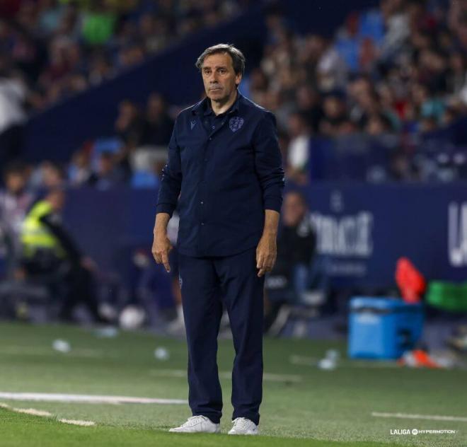 Felipe Miñambres volvió a sentarse en el banquillo tras su sanción de la última jornada (Foto: LALIGA).