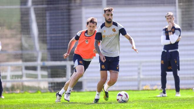 Oyarzabal y Brais Méndez en un entrenamiento de la Real en Zubieta (Foto: Real Sociedad).