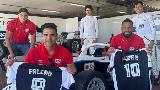 Jugadores del Rayo Vallecano, en el box del Campos Racing (Foto: Rayo Vallecano).