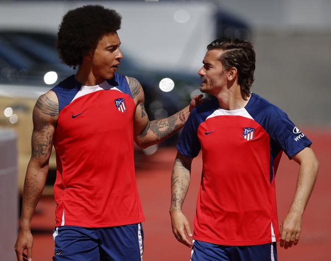 Axel Witsel y Antoine Griezmann bromean en una sesión del Atlético (Foto: ATM).