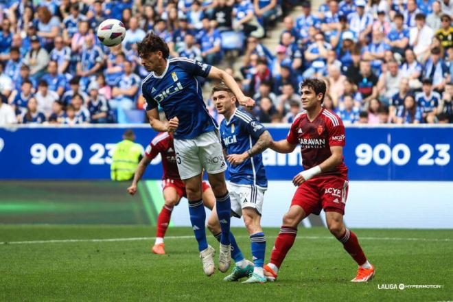 Lance del Real Oviedo - Real Zaragoza en el Carlos Tartiere (Foto: LALIGA Hypermotion).