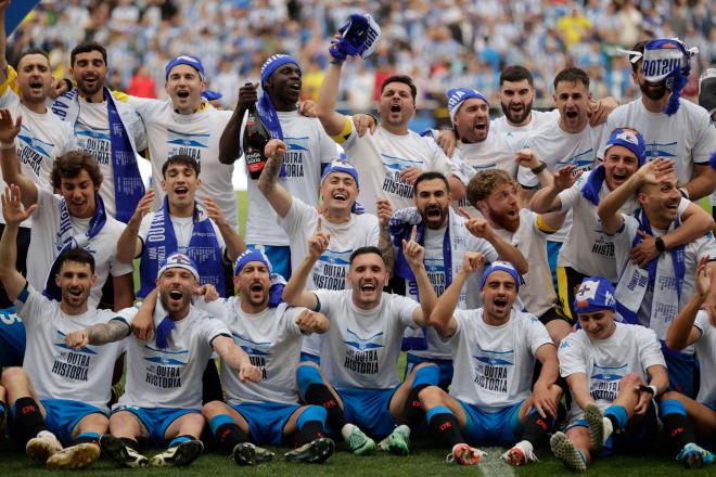 Los jugadores del Dépor celebran el ascenso sobre el césped de Riazor (Foto: RCD).