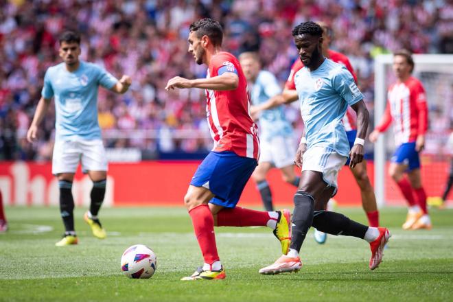 Koke conduce delante de Bamba el Atlético de Madrid-Celta (Foto: Cordon Press).