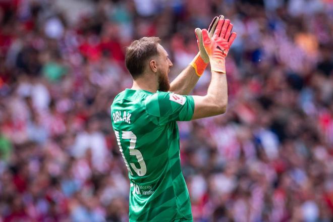 Jan Oblak aplaude durante el Atlético de Madrid-Celta (Foto: Cordon Press).