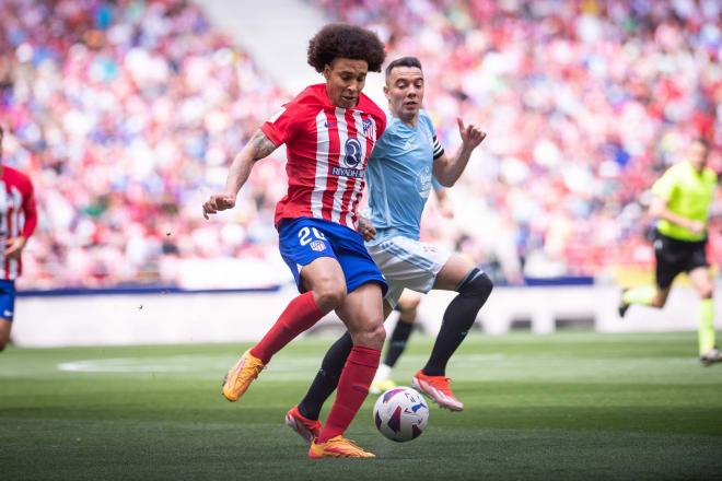 Axel Witsel, delante de Iago Aspas en el Atlético de Madrid-Celta (Foto: Cordon Press).