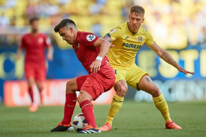 Acuña, jugador del Sevilla, ante el Villarreal (Foto: Cordon Press).