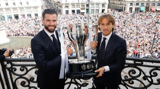 Nacho Fernández y Luka Modric, con LaLiga en la Puerta del Sol (Foto: RM).