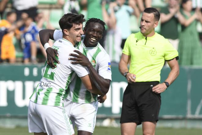 Suleymane celebra su gol al CE Europa (Foto: Kiko Hurtado)