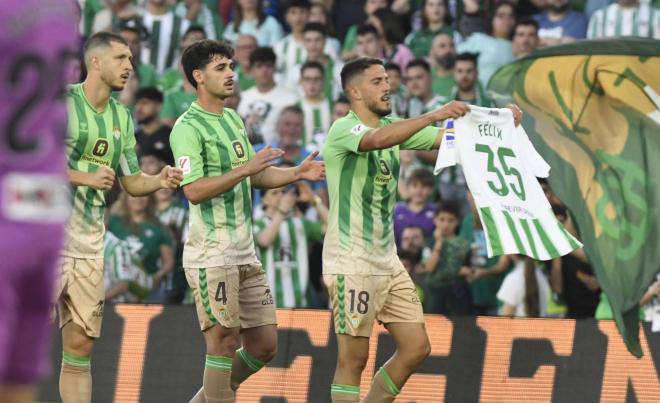 La dedicatoria de Pablo Fornals a Félix Garreta tras marcar (Foto: Kiko Hurtado).