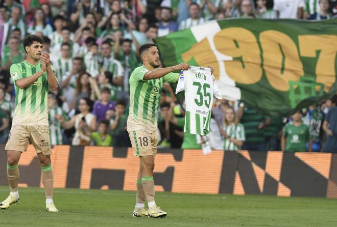 Fornals muestra la camiseta de Félix Garreta tras anotar el primer gol