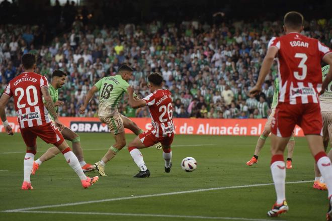 Pablo Fornals en la acción del gol ante el Almería (Foto: Kiko Hurtado)