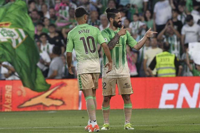 Isco Alarcón celebra su gol al Almería (Foto: Kiko Hurtado)