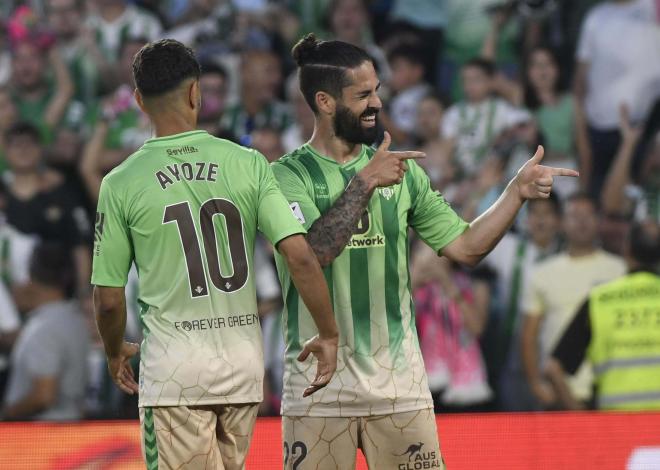 Isco Alarcón celebra su gol al Almería (Foto: Kiko Hurtado)