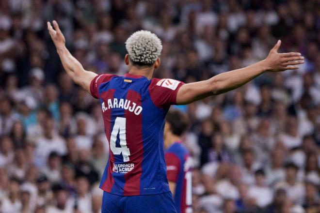 Ronald Araujo levanta los brazos en un partido del Barcelona (FOTO: Cordón Press).