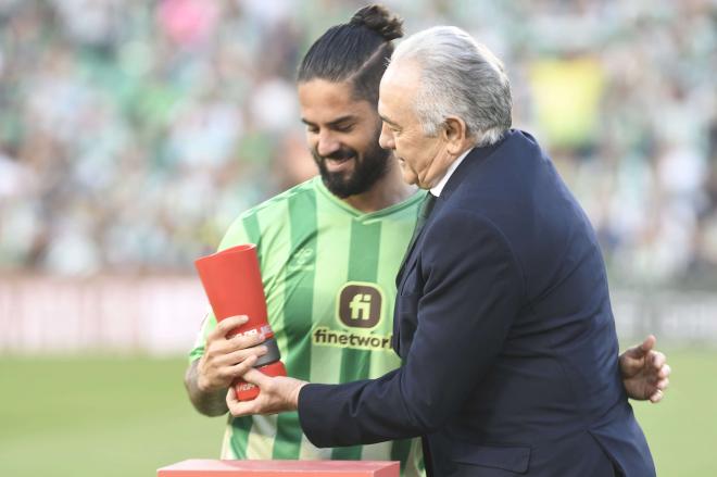 Isco Alarcón recibe el galardón de mejor jugador de abril a manos de Rafael Gordillo (foto: Kiko Hurtado).