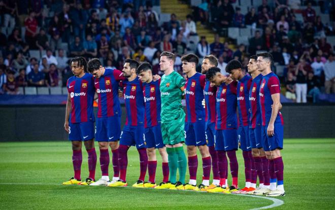 Los jugadores del Barça, en el minuto de silencio por Menotti (Foto: FCB).