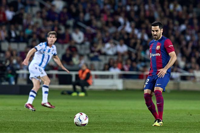 Ilkay Gündogan da un pase en el Barça-Real Sociedad (Foto: Cordon Press).