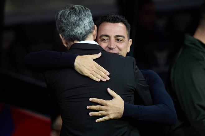 Abrazo entre Xavi e Imanol antes del Barça-Real Sociedad (Foto: Cordon Press).
