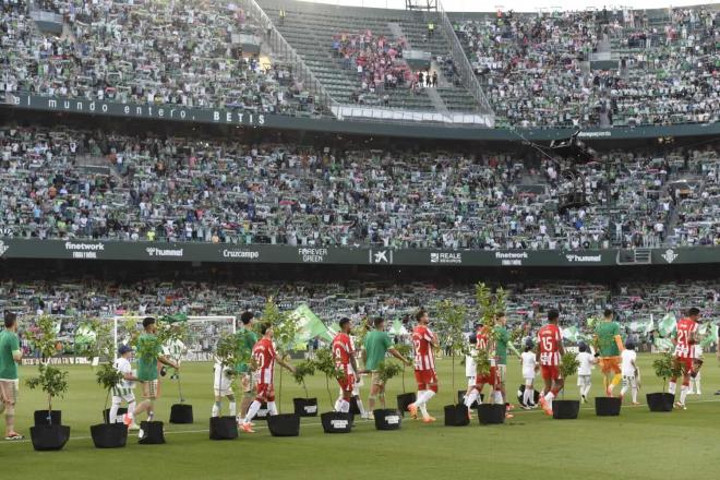 Imagen previa al encuentro entre el Real Betis y el Almería (Foto: Kiko Hurtado). 