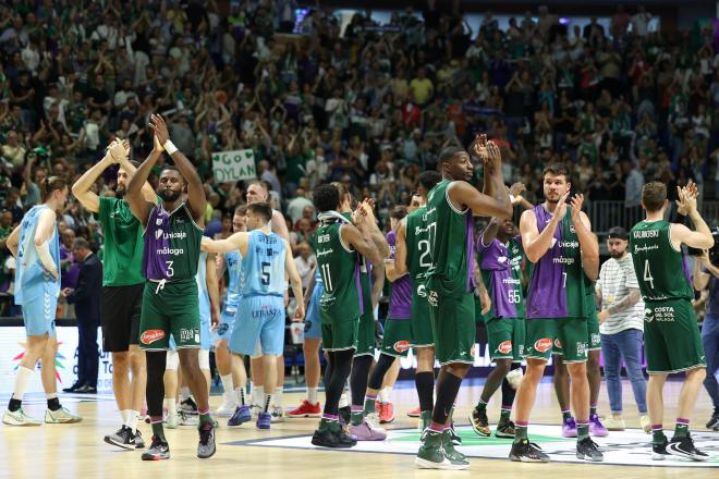 Ovación al campeón de la temporada regular en el Carpena. (EFE/Daniel Pérez)