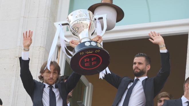 Luka Modric y Nacho entregando el trofeo de campeón a la afición del Real Madrid (Europa Press)