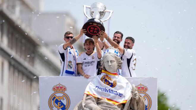 Kroos, Modric y Nacho enseñando el título a la afición del Real Madrid (Europa Press)