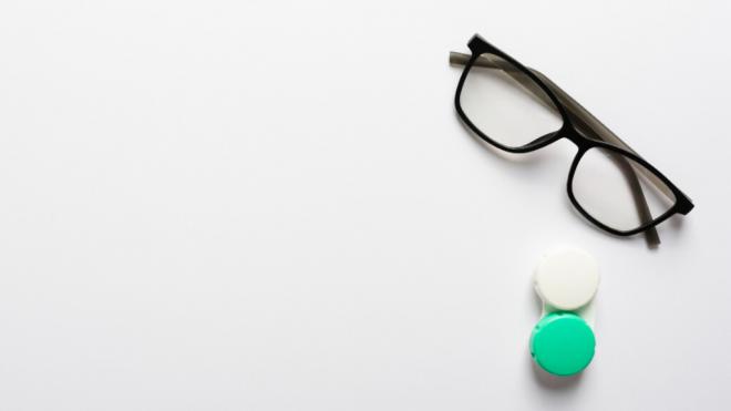 Imagen de archivo de unas gafas y un estuche de lentillas (Foto: Freepik)