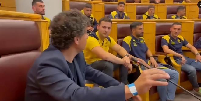 Imanol Idiakez, con la pulsera del reservado en la muñeca (Foto: Twitter).